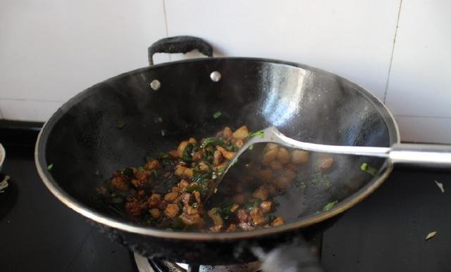  爱吃|不想炒菜，将饭菜直接一锅煮，没想到老公爱吃的不行，连吃三大碗