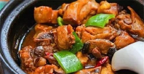  香浓|别再用凉水或开水炖鸡了，学会这招，鸡肉鲜嫩，鸡汤更香浓！