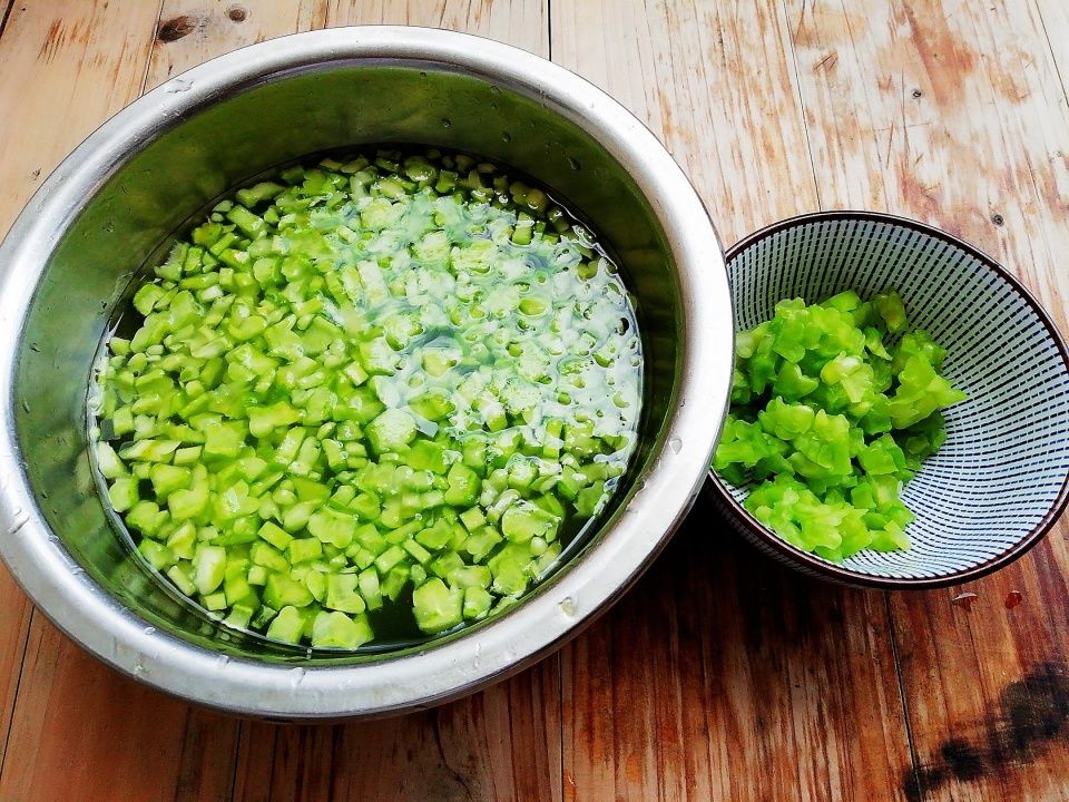  过瘾|这样吃苦瓜最过瘾，不用焯水，只要加点它，一盘都不够吃！