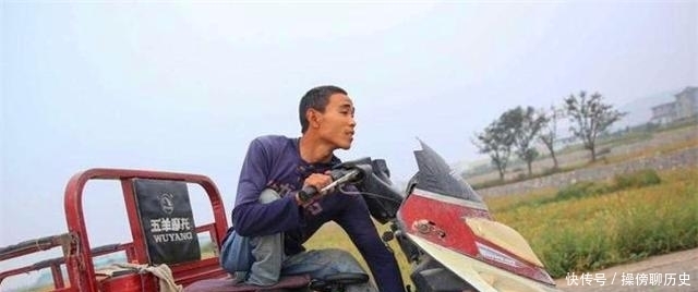 行走|无腿硬汉50元买来“双腿”，行走20年撑起整个家，买车娶妻绝不是空谈