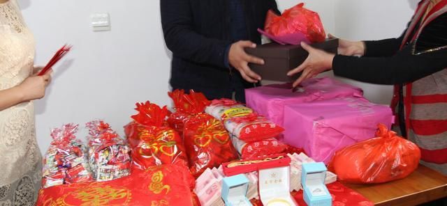 结婚|妹妹结婚收50万彩礼，女友大闹，要求我给她的彩礼也从20涨到50万