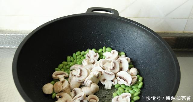 耳面|是猫耳朵还是面条鱼,这是一道美味的绿色蔬菜和蘑菇猫耳面