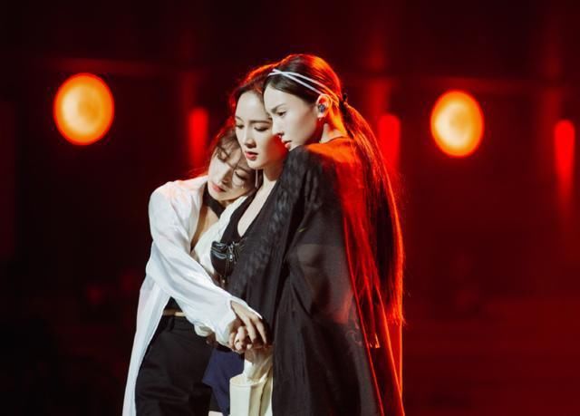  虚高|乘风破浪二公排名，张雨绮团第一被指虚高，阿朵淘汰引网友不满