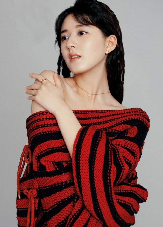  三千鸦杀＂,＂fkws＂:＂青年|赵露思气质好高级，涂蓝色眼影穿灯笼袖毛衣，小露香肩优雅大气