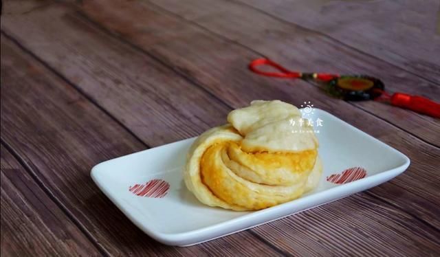  面点|咸蛋黄花卷的做法，咸香松软，风味独特，一款有创意的面点