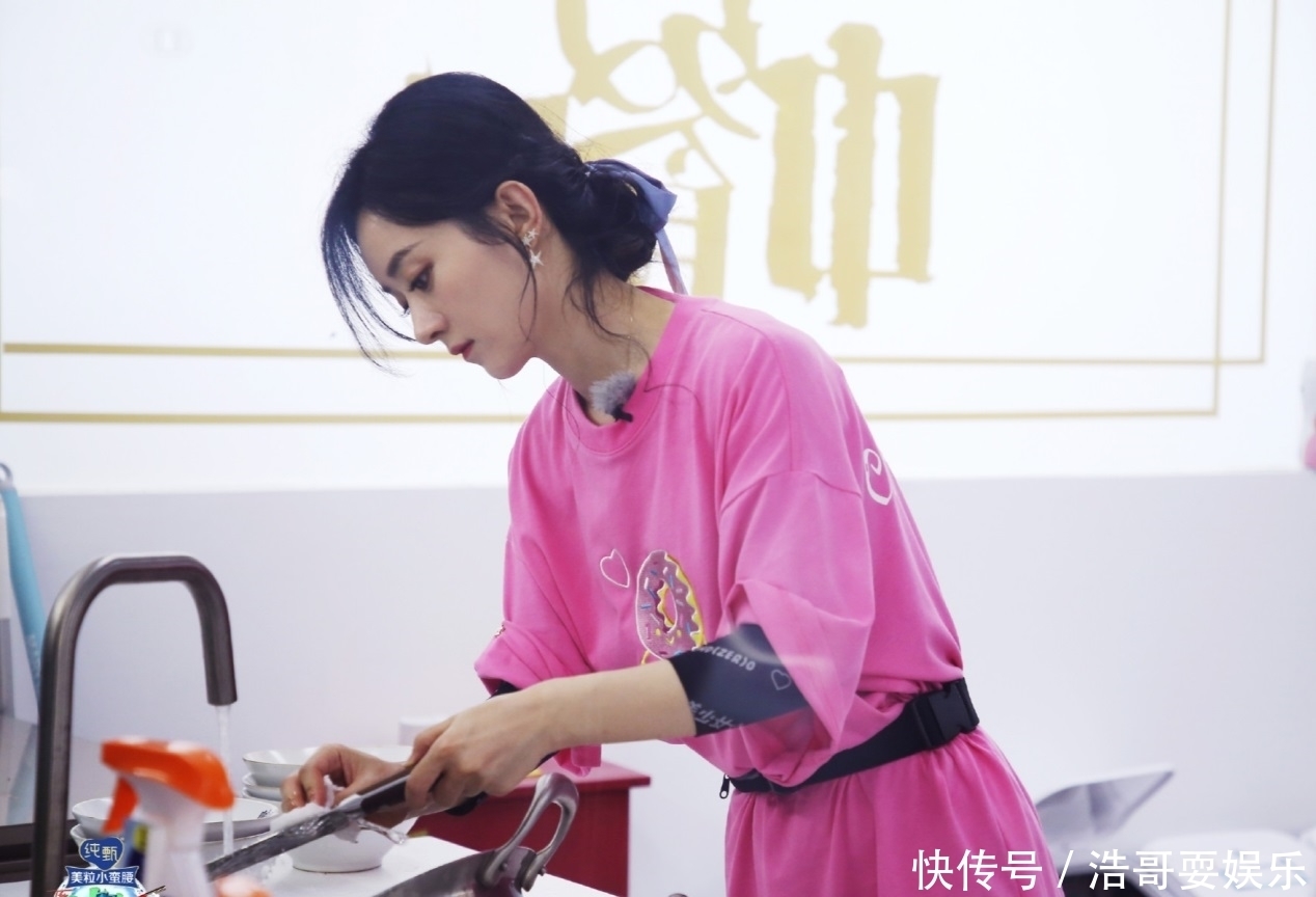 蔡徐坤|《奔跑吧》蔡徐坤,热度超《中餐厅》赵丽颖,成最热真人秀嘉宾!