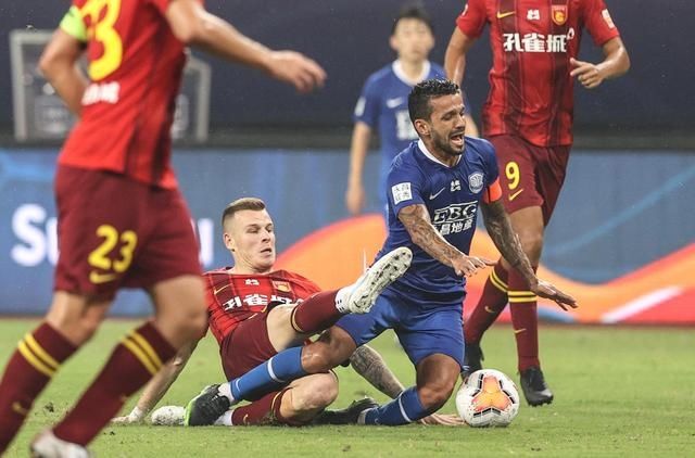  新华社记者|中超｜8黄1红场面火爆 “河北德比”华夏2:2永昌