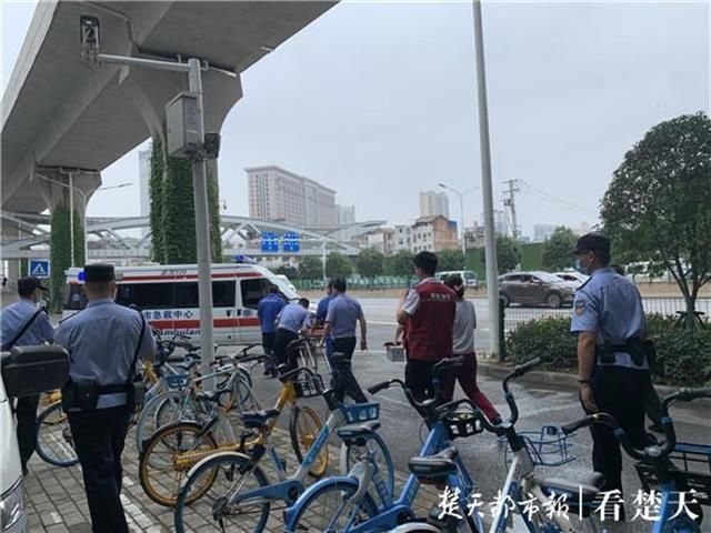  视频|【视频】突发！乘客坠下武汉地铁1号线站台，已被送医救治