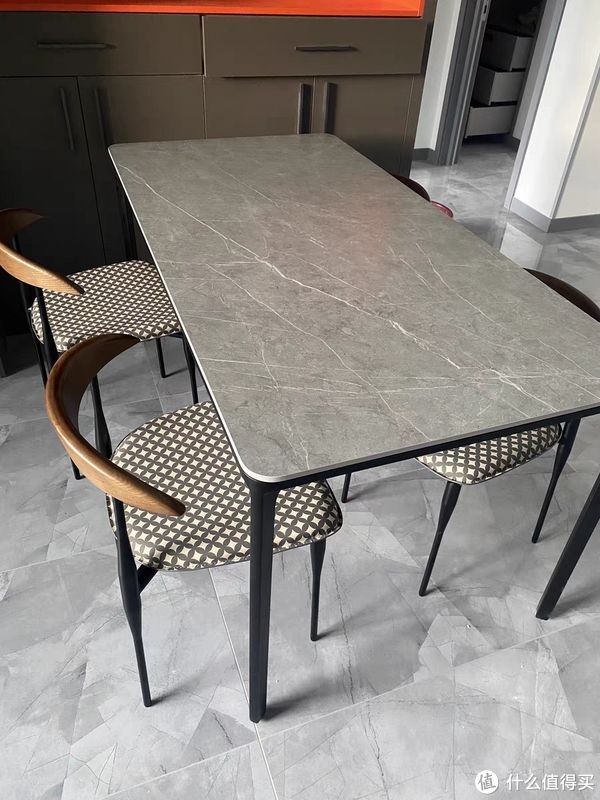意大利进口拉米娜岩板餐桌是一款高品质的定制家具