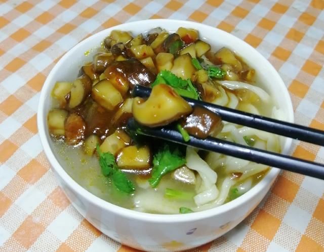  早餐|三伏天的早餐，就馋这碗香菇面，鲜美营养，好吃开胃，几分钟搞定