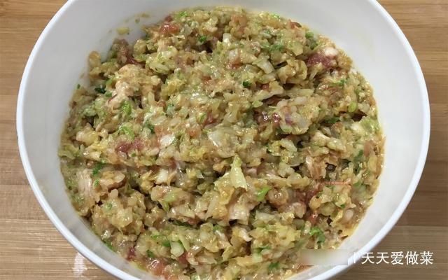 香喷喷|一棵白菜,两碗面,烙出皮薄大馅,香喷喷的白菜饼,真香