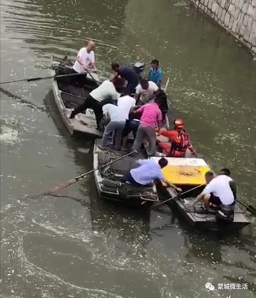  今晨|今晨，蒙城两人撒网不慎连人带船落水，正在搜救中！