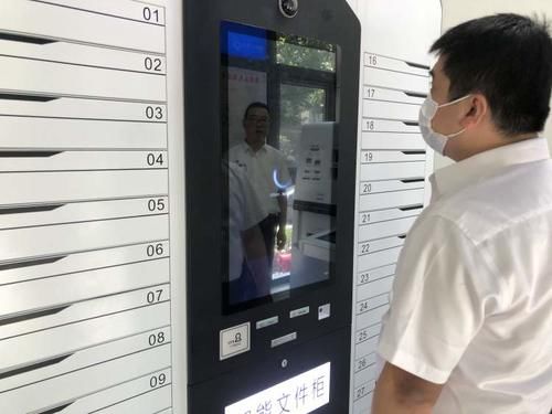 小时|解决白领“没空”办理业务难题,普陀首个“一网通办”24小时服务在曹杨实现了