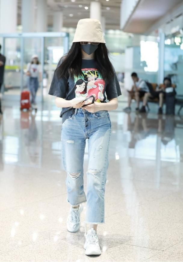 穿搭|张天爱身材好就是任性,低调朴素的短袖和牛仔裤,也能穿得很有范