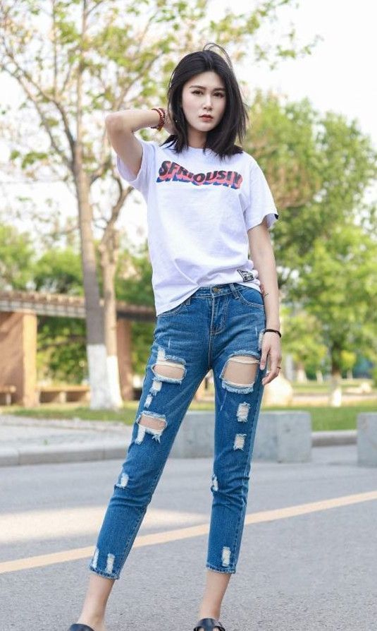  貌美|街拍：肤白貌美的小美女，五官精致，比心的动作很俏皮