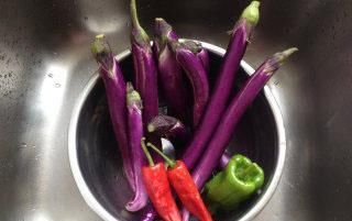  油腻|炒茄子总吸油？多加一步，不油腻、不发黑，很实用的技巧！