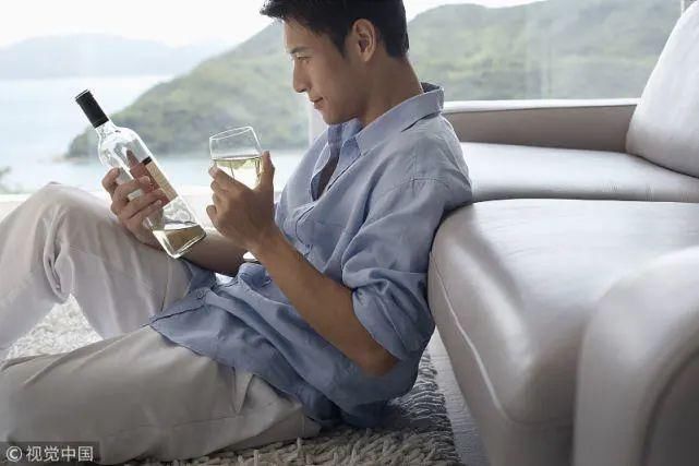  尊严|男子借酒劲骚扰超市老板娘；其丈夫捅了他30多刀；受害者却判了无期