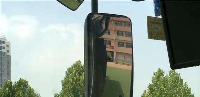  角度|最怕孩子马路上乱跑，公交车盲区实验，让你用司机角度看看多危险