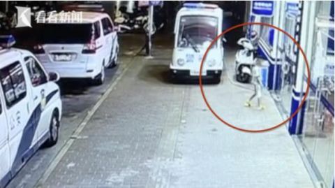  男孩|6岁男孩到派出所＂自首＂ 民警＂罚＂他洗碗抵＂罪＂