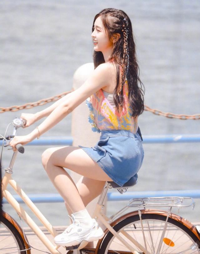  美白|吴宣仪海边录制节目，自带美白效果，“抗黑体质”赢了！