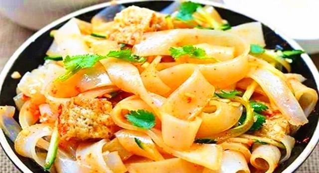  夜市|家庭版香辣凉皮，大厨专用的凉拌手法，比夜市凉皮摊的好吃太多了