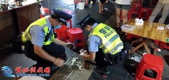  看着|看着都疼！男子用头部撞击地面 现场散落百元大钞