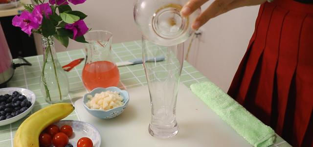  冰凉|夏天太热！来一杯水蜜桃气泡水，冰爽解渴，冰凉透心，做法简单