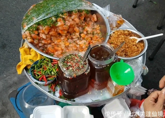 剩空盆|大婶摆个铁盆卖“它”,一斤150,路人看见就买,来晚就只剩空盆