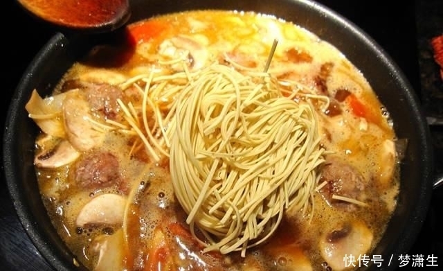  汤面|肉丸和面条一起做，原来这么好吃，我家一周吃5次，上桌汁都不剩