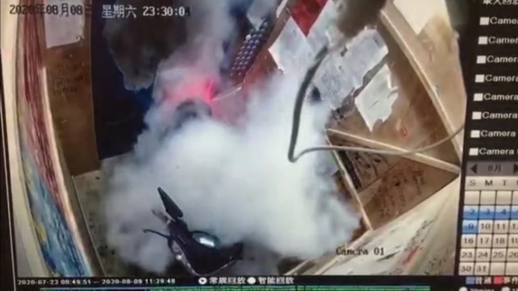  瞬间|女子骑电动车坐电梯，电瓶突然冒烟起火，电梯厢瞬间被浓烟吞噬