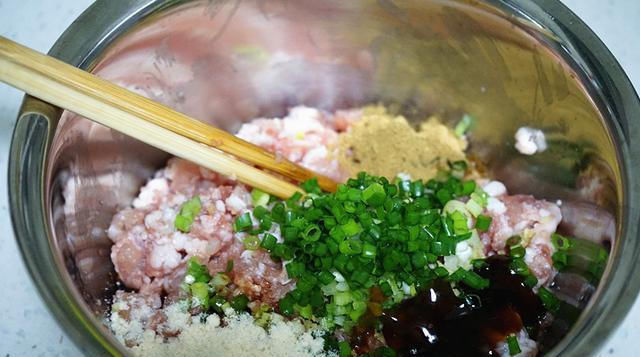  初秋|初秋我和家人爱吃这种香而不腻的鲜肉包，食材搭配营养，馅料醇香