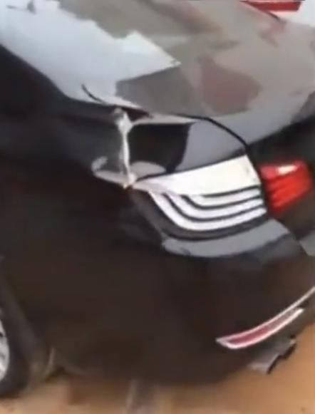  宝马车|工地禁止停车，宝马车主当场讽刺，工地老板命令挖掘机“开道”