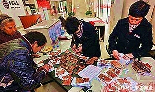 感谢|男子10万拿到银行变2.7万,为了感谢工作人员,当场存到银行