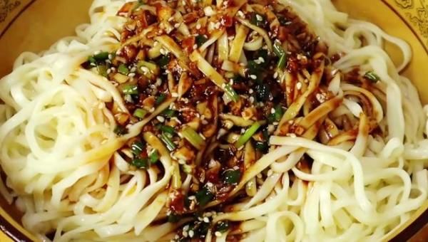 碗里|煮面条不要水开下锅,教你简单这样做,面条爽滑劲道,比买的好吃