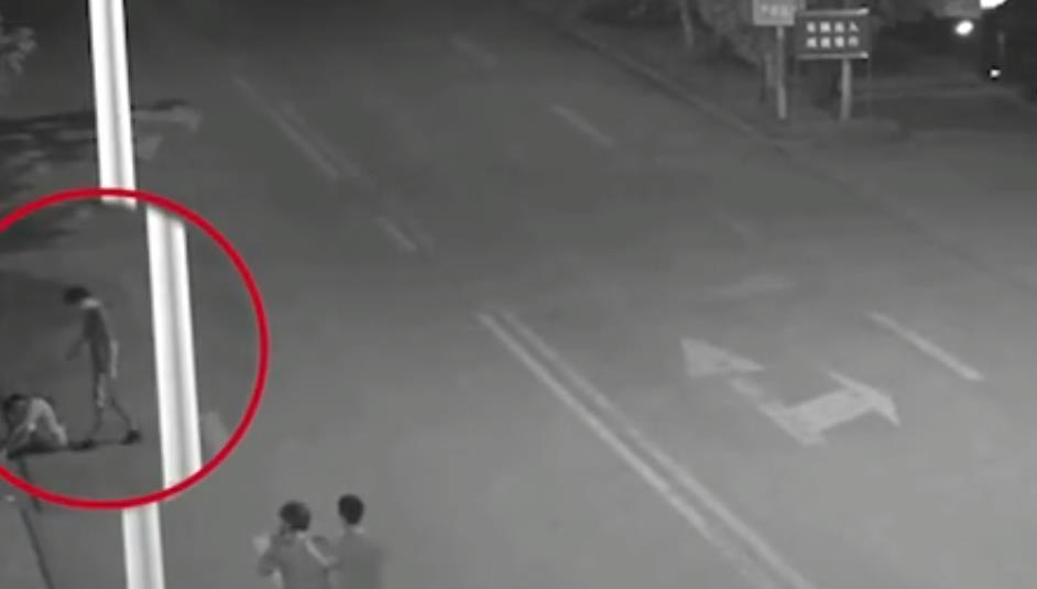 喝酒|男子受邀到旁桌喝酒抢着买单被打，打人者谁付不起钱装什么装