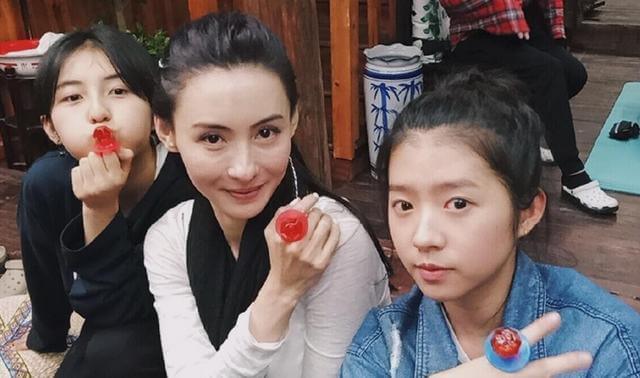 张子枫|卖耿直人设、套路张子枫,何蓝逗的“黑红”路线怕是走不通