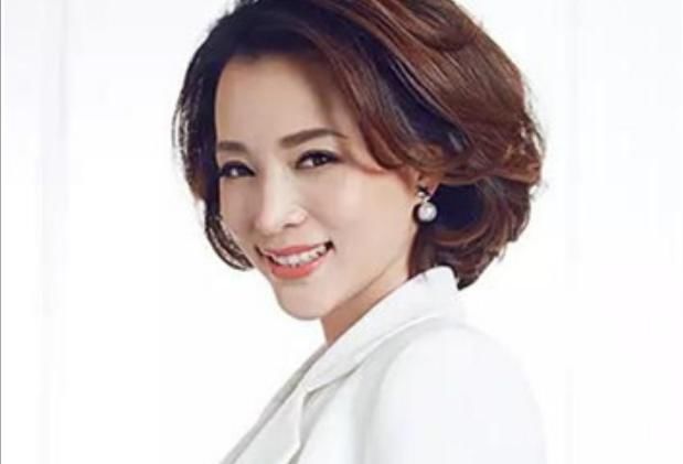  央视|15岁被迫打工，37岁成央视一姐，40岁嫁人当后妈，她说自己很幸福