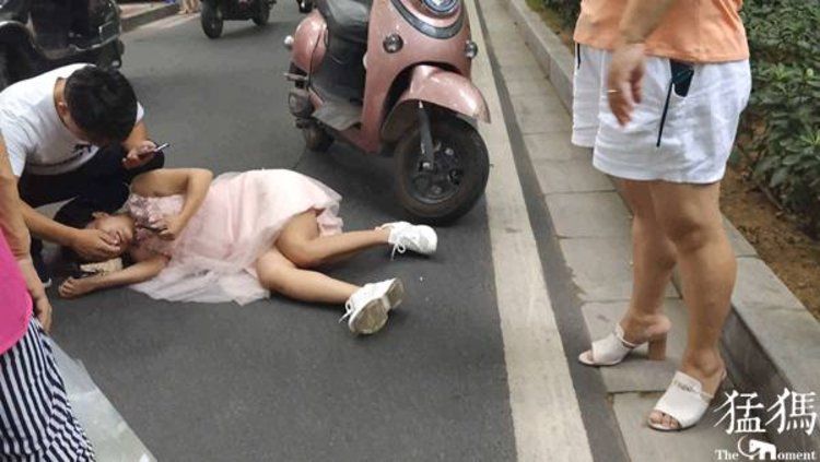  提速|小电电撞伤女子后提速“闪人”，跑腿小哥见义勇为脱岗“追逃”