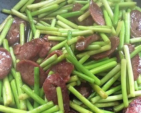  小蛮|炒蒜苔加上“一物”，不论男女要多吃，隔天排出宿便，变回小蛮腰