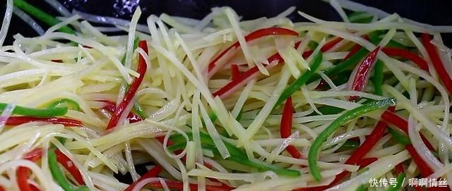 酸辣|酸辣土豆丝的正确做法,先焯水你就错了,教你土豆丝脆爽好吃技巧