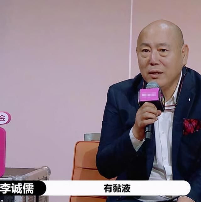  博人|小彩旗银幕初吻被晏紫东吻出＂拉丝＂，是艺术献身还是博人眼球？