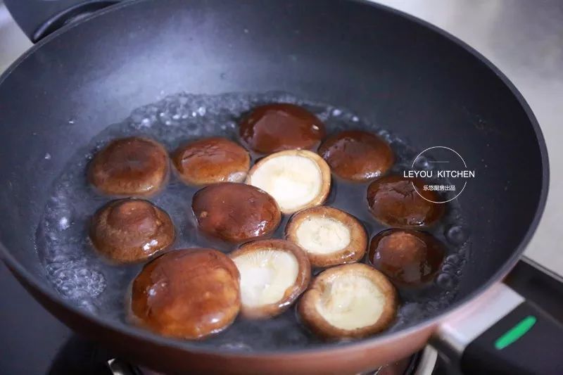  静置|在家做馅饼，和面很重要，照着做馅饼皮薄馅大，放凉了也软软的