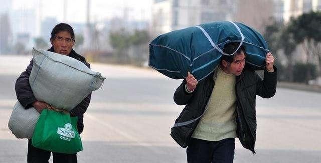 农村|农村爷爷的报纸：农村50多岁的老人，三样“不得已”的事，怪谁呢