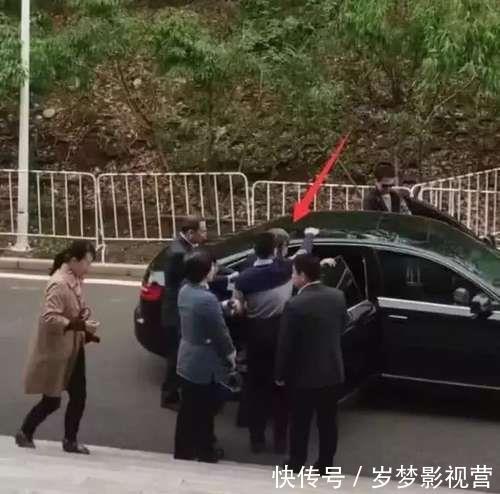 乘车|97岁杨振宁现身不见妻子翁帆,获多人搀扶,多人照顾拄拐杖乘车