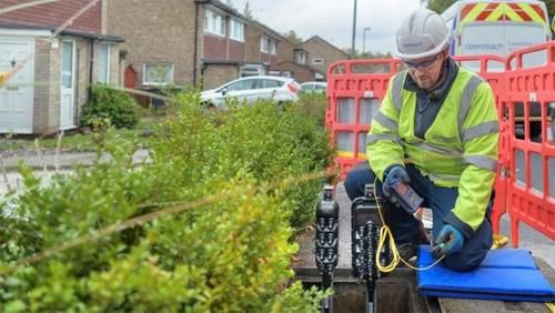  价值|英国三名男子装扮成工程师，偷走电信宽带盒价值千万电池，被判刑