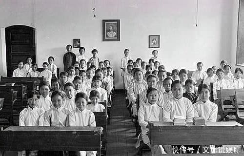 老照片|清朝老照片:满族美女上街被众人围观,女子学堂的学生在课堂合影