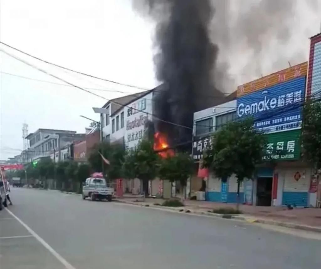  不顾|店铺凌晨突发大火，店主不顾阻拦冲进火海！接下来一幕......万幸！