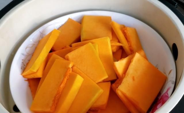  记住|家庭版南瓜芝麻饼：记住两个小技巧，香甜软糯又拉丝，比买的好吃