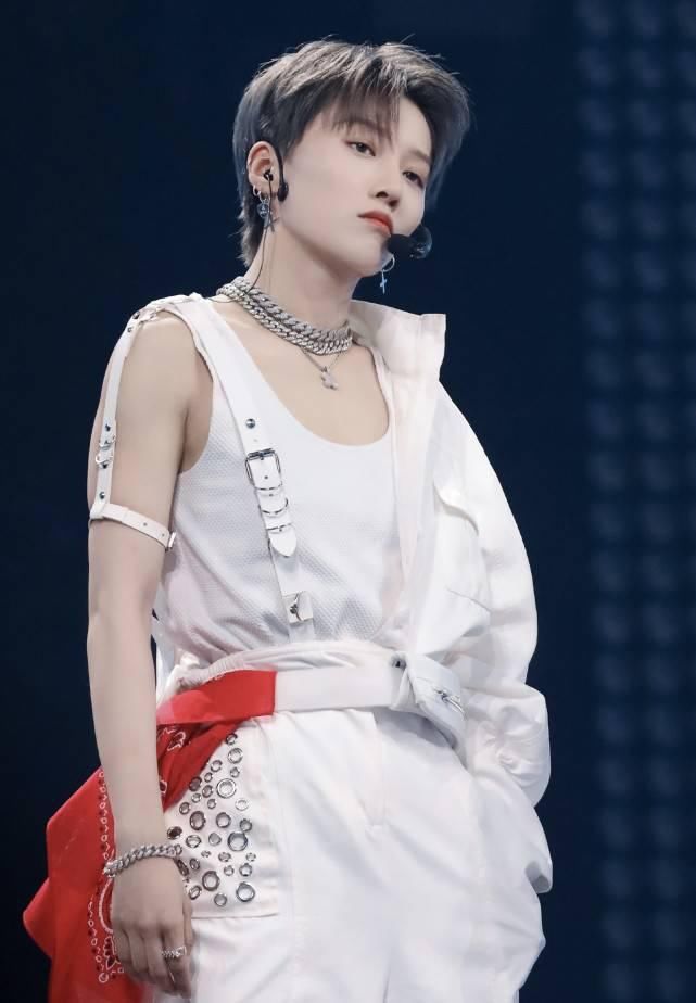  站位|THE9团综录制合影，谁注意到队长安崎谢可寅的站位？迷之操作