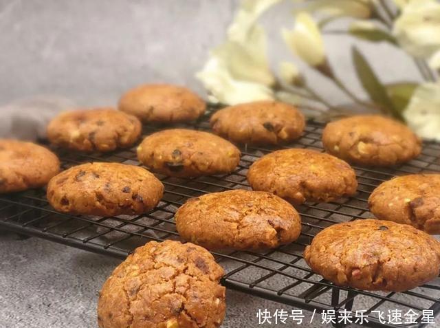 红糖|烘焙食谱,红糖坚果饼干的做法,搭配坚果超好吃,有嚼劲一口一个